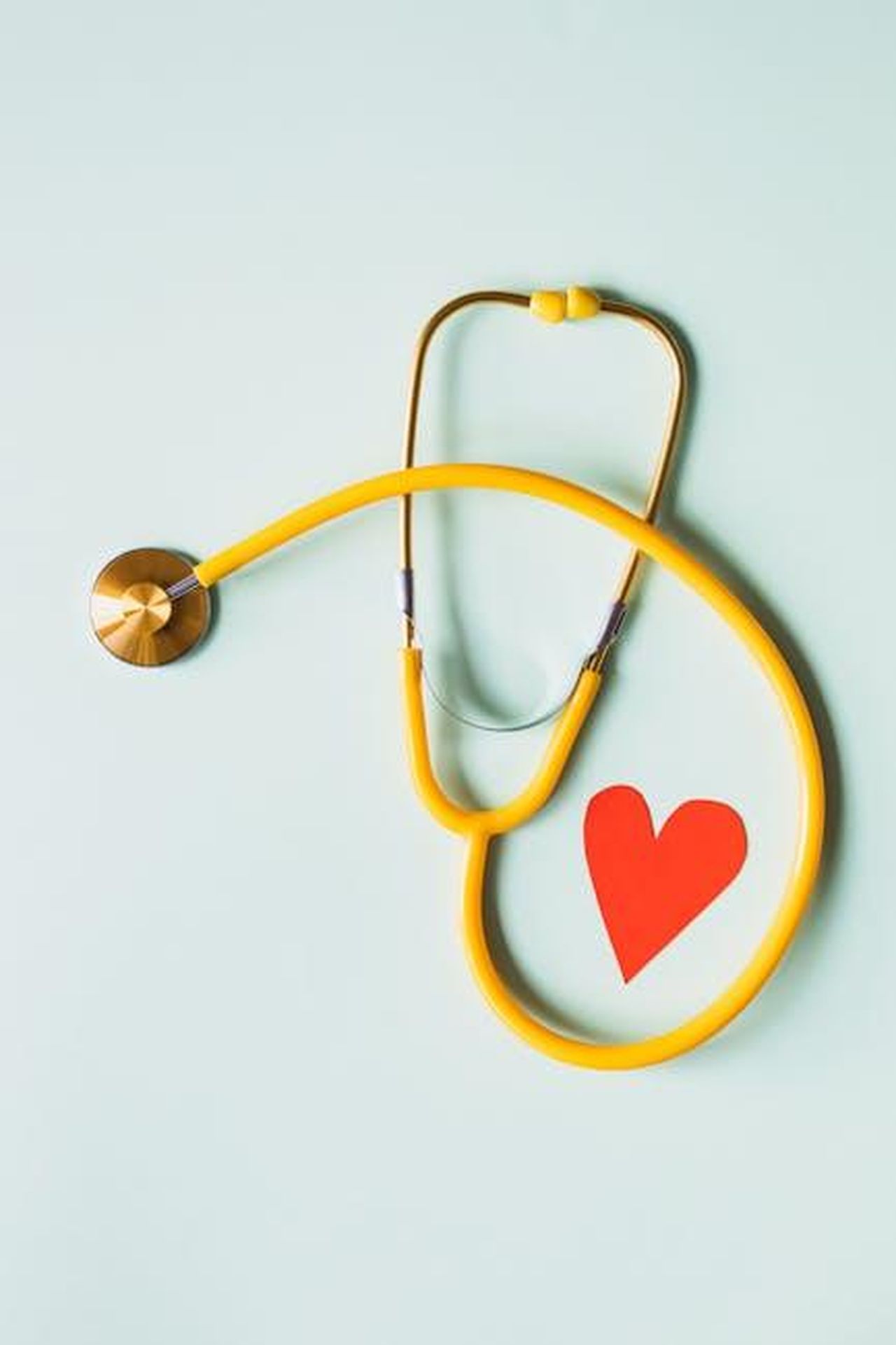 Limportanza_dellMPRE_nel_percorso_legale_9xXuGWnZAP - Confidenze24 Source: Photo By: Kaboompics.com - pexels - Yellow stethoscope arranged with a red heart cutout on a light green background, symbolizing heart health.