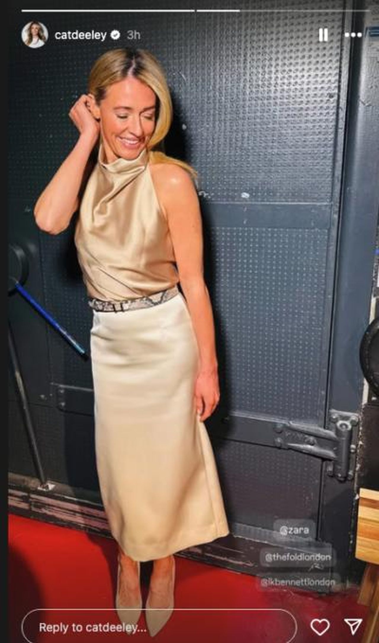 Loutfit_di_Cat_Deeley_oggi_lluRIG8cF2 - Confidenze24 Source: Instagram - - Cat Deeley in un outfit nudo dietro le quinte di This Morning