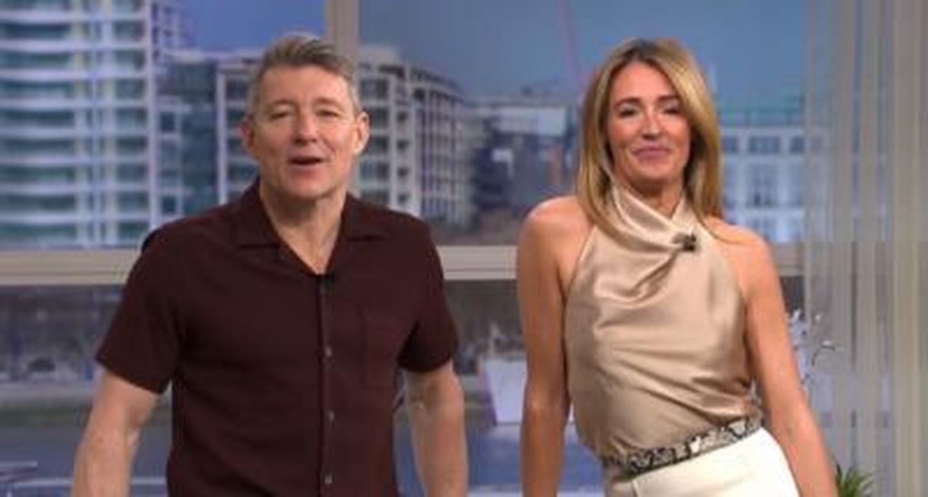Loutfit_di_Cat_Deeley_oggi_twD38ASOjQ - Confidenze24 Source: ITV - - Ben Shephard e Cat Deeley sorridenti su This Morning