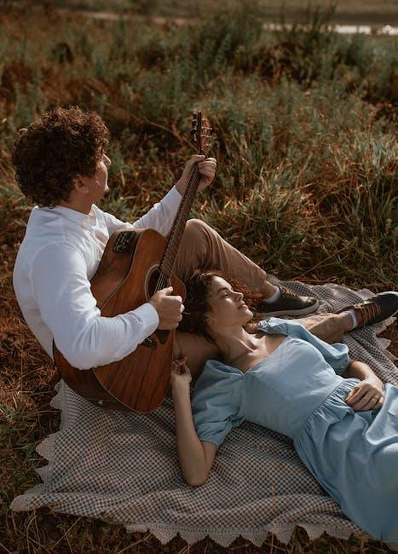Mariah_Carey_e_Anderson_Paak_la_conferma_della_relazione_SyXXcDetqc - Confidenze24 Source: Wesley Davi - pexels - Young couple enjoying a romantic outdoor moment with guitar in summer.