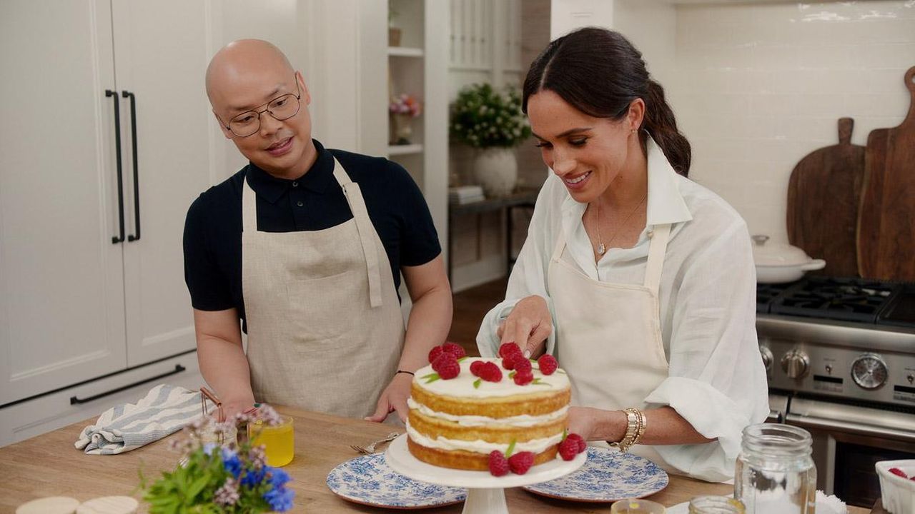 Meghan_e_il_suo_ritorno_sui_social_media_iOGi1jto0E - Confidenze24 Meghan e il suo ritorno sui social media Meghan Markle con la torta per la Festa della Mamma