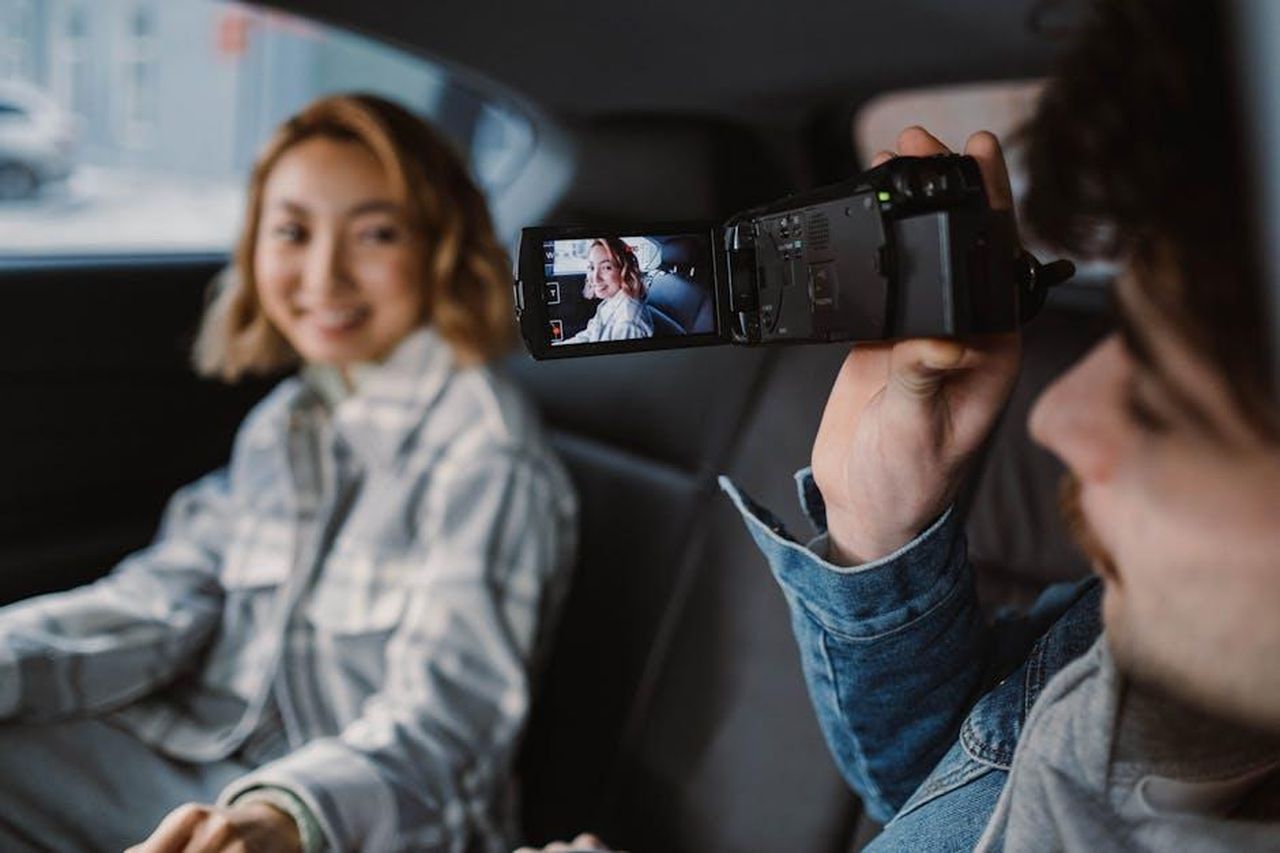 Momenti_speciali_durante_le_riprese_JOyYvHvWgc - Confidenze24 Source: cottonbro studio - pexels - Couple filming each other in car, enjoying a romantic moment with a camcorder.