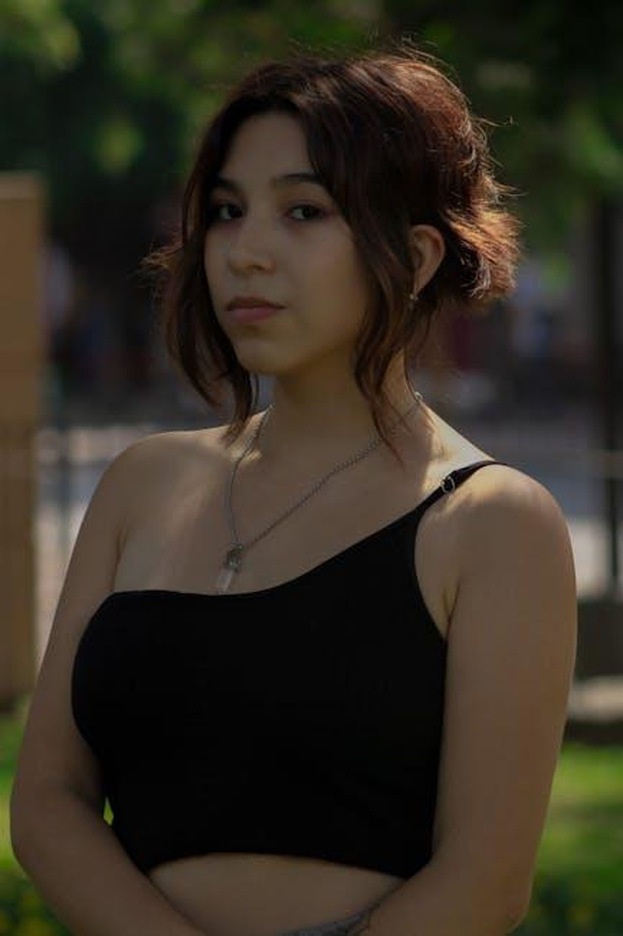 Nick_Cannon_ha_12_figli_con_6_donne_diverse_NMK9gnkDxV - Confidenze24 Source: Sttefan Prado - pexels - A young woman with a stylish haircut poses outdoors in Lima, enhancing the natural backdrop.