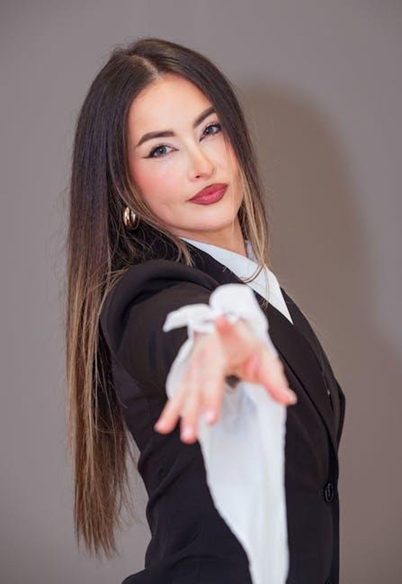 Non_utilizza_non_disturbare_FFXkuw0Rqo - Confidenze24 Source: Bastian Riccardi - pexels - Portrait of a confident woman in a blazer offering handshake, signifying a professional and friendly gesture.