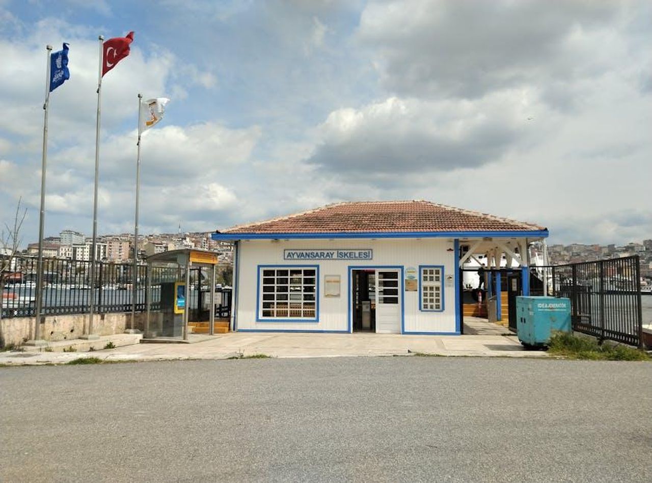 Nuove_iniziative_imprenditoriali_di_Peter_Phillips_qz2hURdMD1 - Confidenze24 Source: Hakan Demir - pexels - Ayvansaray dock building with flags in Istanbul, Turkey.