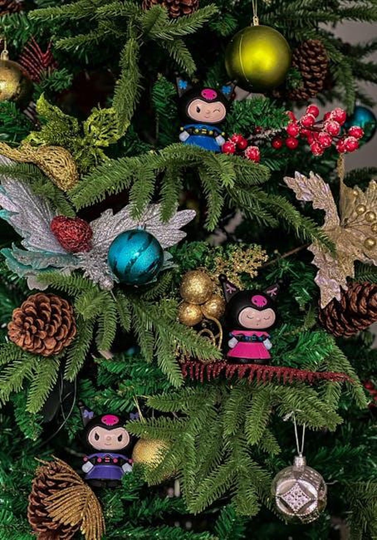Nuovi_personaggi_in_Tracker_1rVI9GveEu - Confidenze24 Source: Maita Cayson - pexels - Christmas tree adorned with vibrant ornaments and cute cartoon decorations.