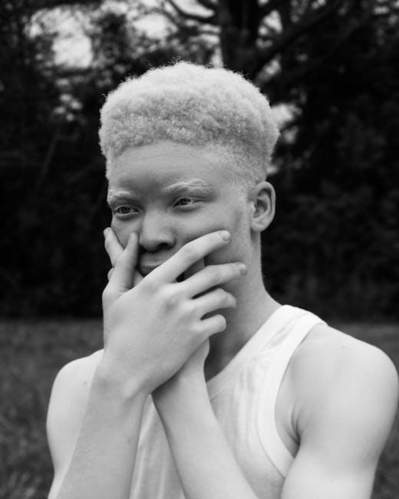 Perch_Randy_Ha_Sostituito_Bobby_in_Tracker_cJyOBp61dO - Confidenze24 Source: Adefemi Adedoyin - pexels - Black and white portrait of a man with thoughtful expression outdoors, evoking a moody and serene atmosphere.