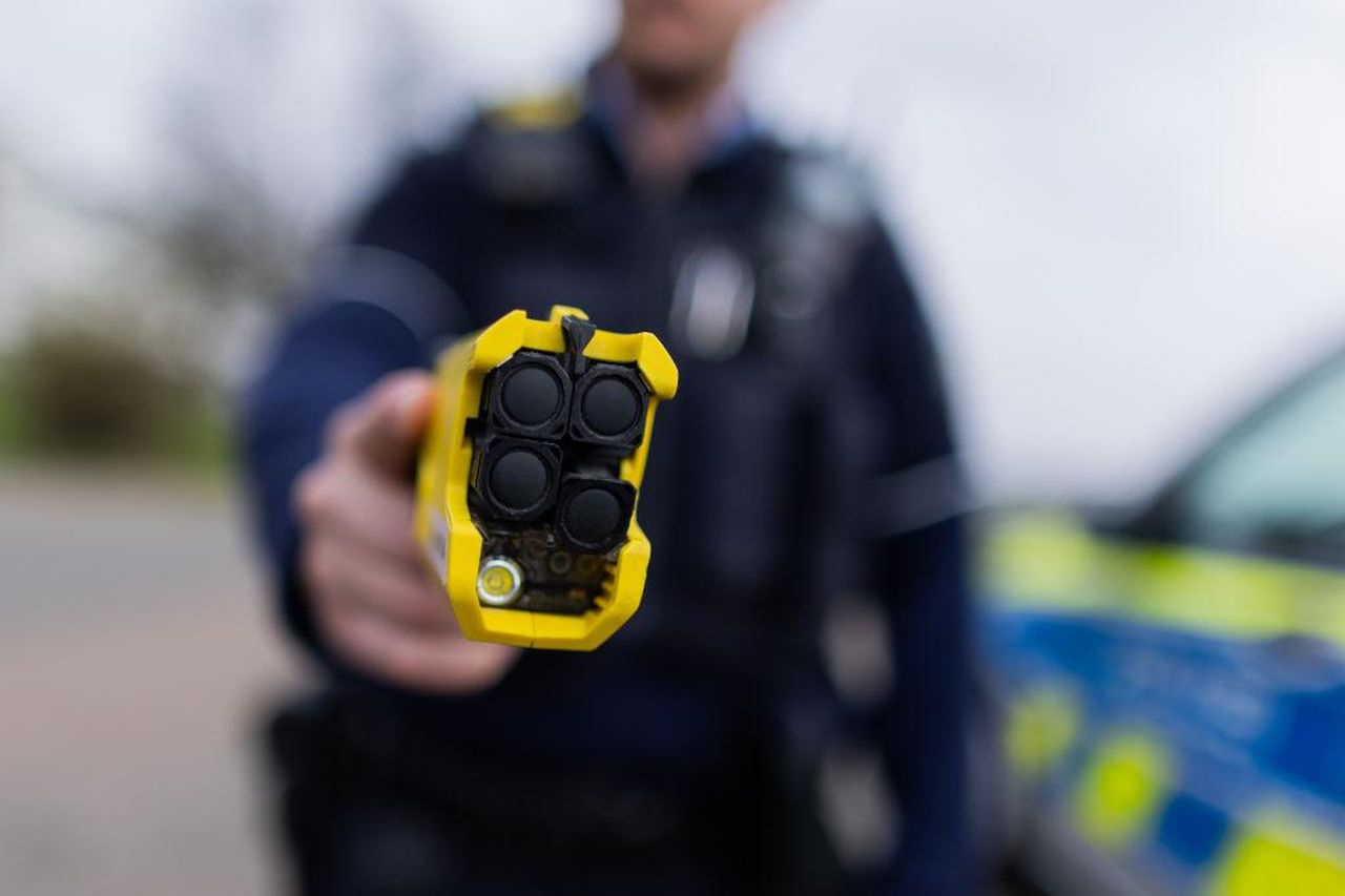 Poliziotto_di_Michigan_taserizza_madre_nera_davanti_ai_figli_w8nBCJepiG - Confidenze24 Source: Source: picture alliance - - Polizia North Rhine-Westphalia