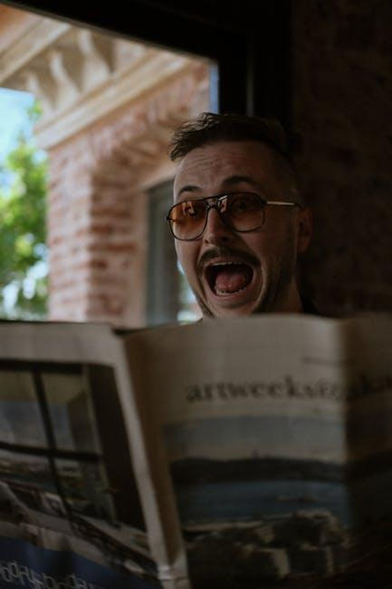 Reazioni_alla_richiesta_di_pena_di_morte_uMkgIonYqT - Confidenze24 Source: Kübra Kuzu - pexels - A man in glasses expresses shock while reading surprising news in a newspaper.