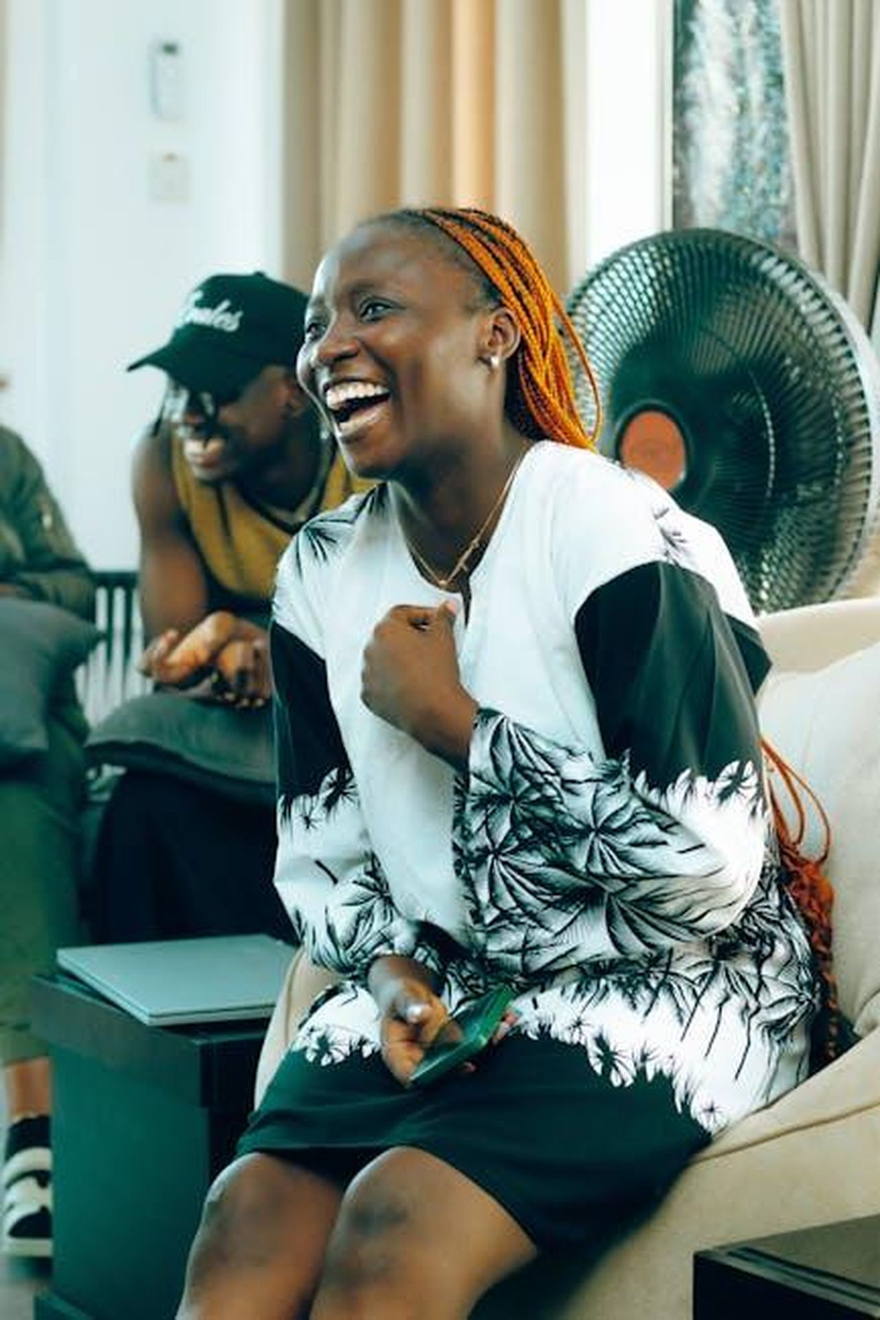Reazioni_dei_fan_e_commenti_su_Instagram_BcaBqpSfim - Confidenze24 Source: Megwara Favour - pexels - a cheerful black lady