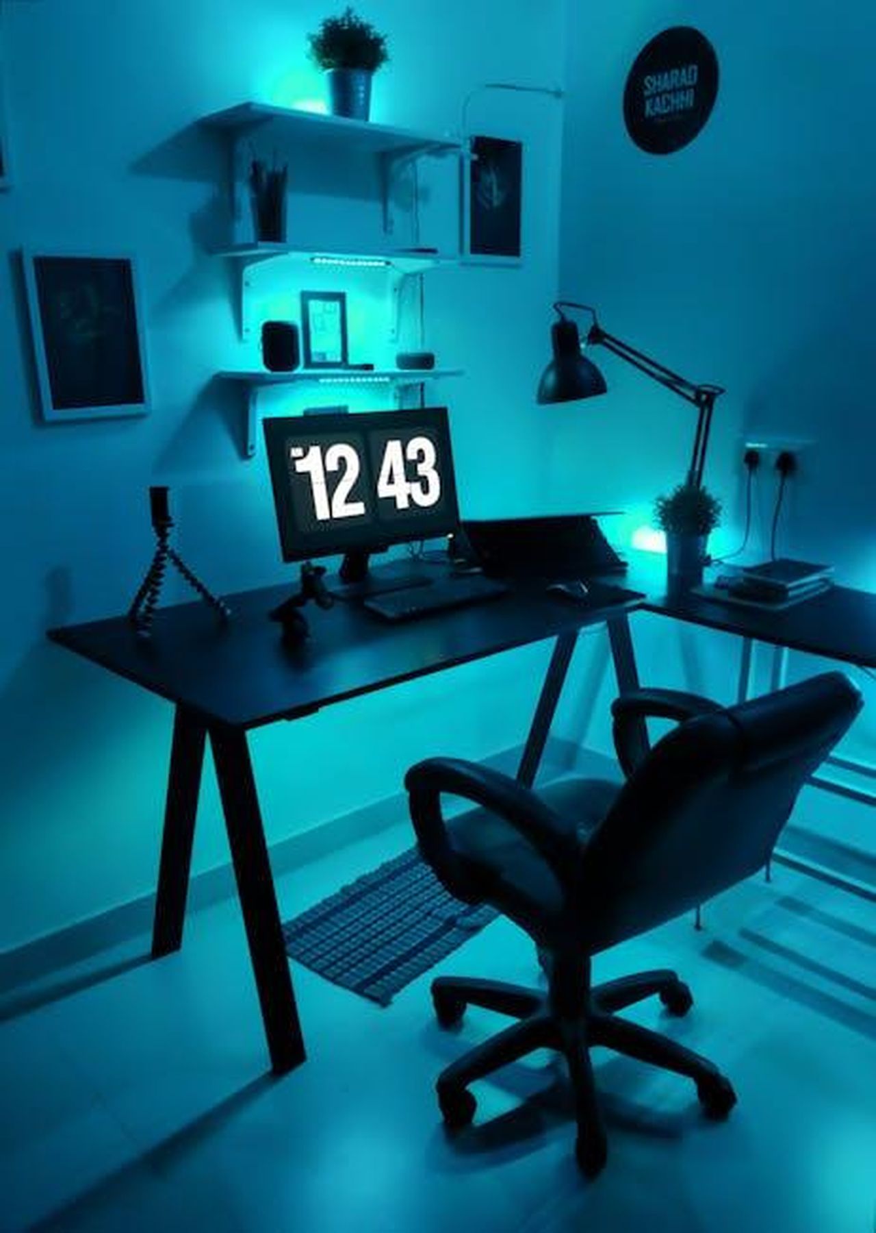 Ridurre_il_tempo_davanti_allo_schermo_TrjoKmZl5q - Confidenze24 Source: Sharad Kachhi - pexels - Contemporary home office setup featuring blue LED lighting and sleek design elements.