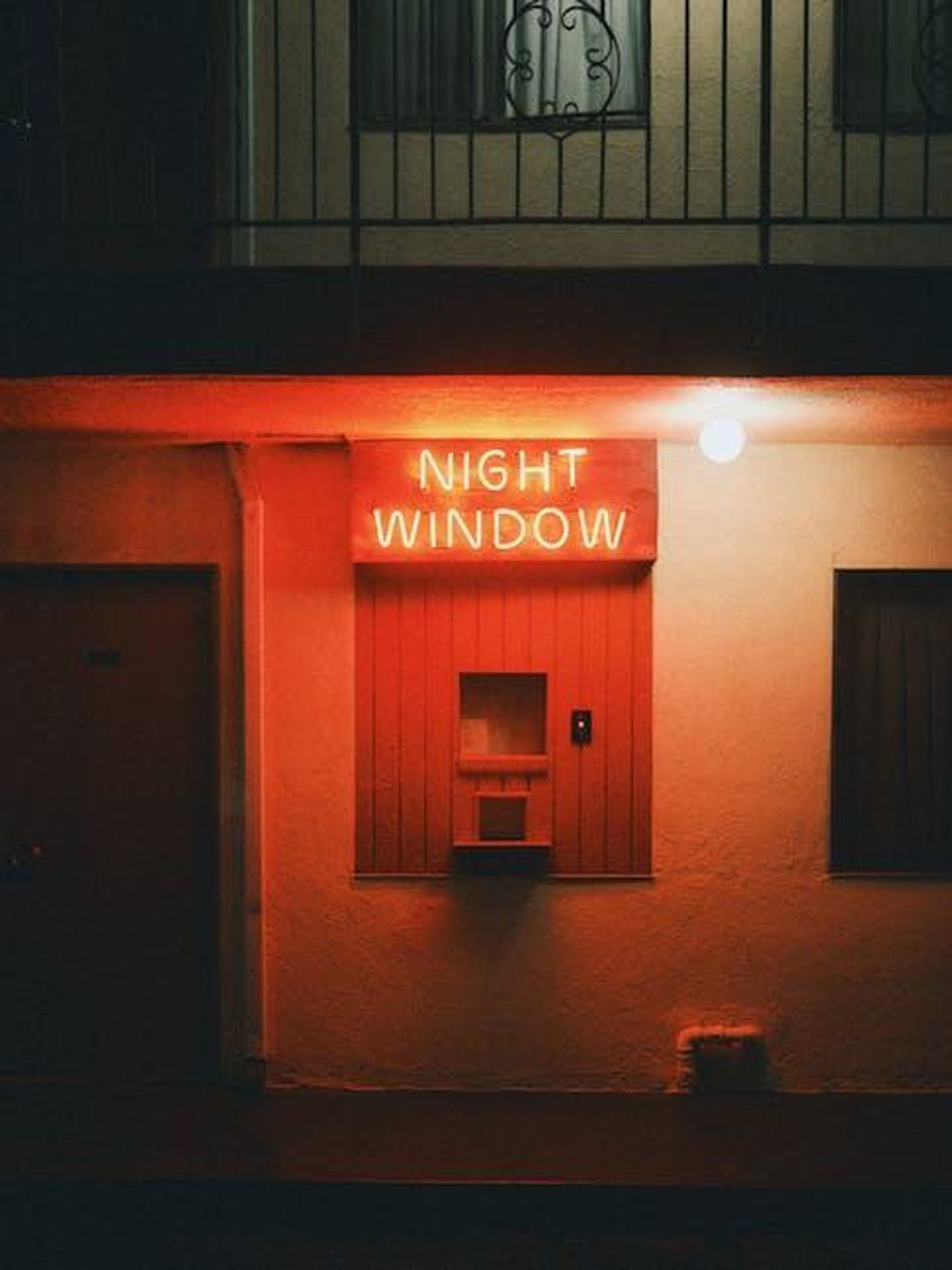 Ruoli_secondari_e_la_ricerca_di_un_ruolo_da_protagonista_8rHHWCPrwK - Confidenze24 Source: Julian Dahl - pexels - Moody neon sign 'Night Window' at a Los Angeles motel, creating a vintage feel.
