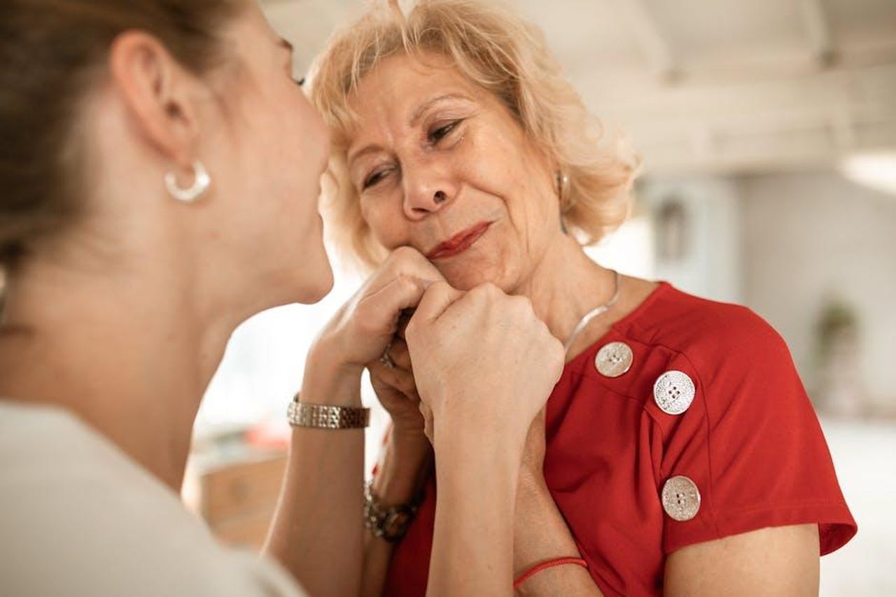 Ruth_Langsford_ha_rivelato_che_suo_padre_aveva_la_demenza_u7c9wHz6ck - Confidenze24 Source: RDNE Stock project - pexels - A touching scene showing affectionate connection between two women indoors.