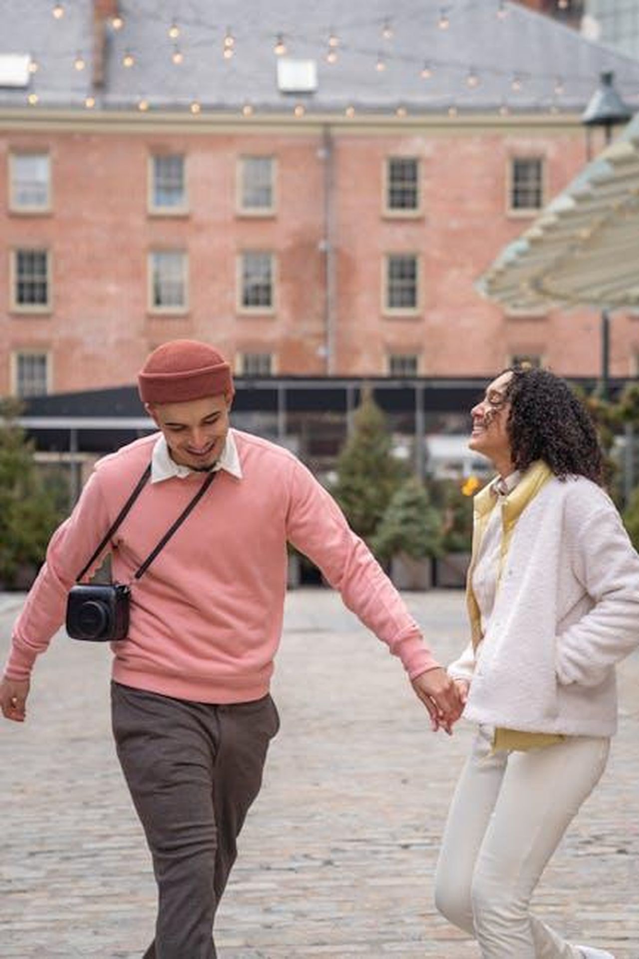 Ruth_ha_partecipato_alla_Surrey_Memory_Walk_dellAlzheimers_Society_9S7mZ92NFh - Confidenze24 Source: Budgeron Bach - pexels - Young couple joyfully holding hands while walking in a city square.