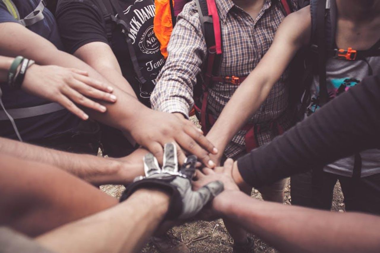 Spero_che_si_senta_meglio_presto_Fgb2va8ZMd - Confidenze24 Source: Dio Hasbi Saniskoro - pexels - A group of diverse individuals join hands for teamwork in West Java, Indonesia.