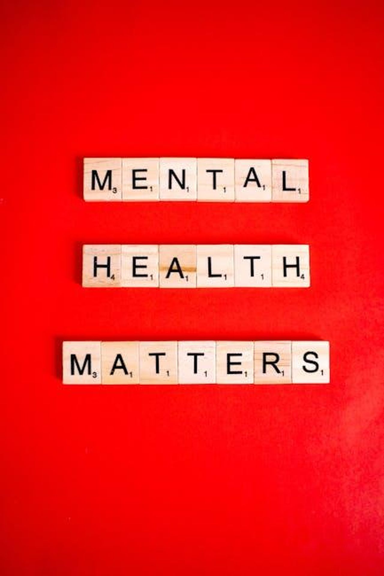Trovare_un_medico_affermativo_6jkWX9ScBP - Confidenze24 Source: Anna Tarazevich - pexels - Wooden letter tiles spelling 'Mental Health Matters' on a red background.