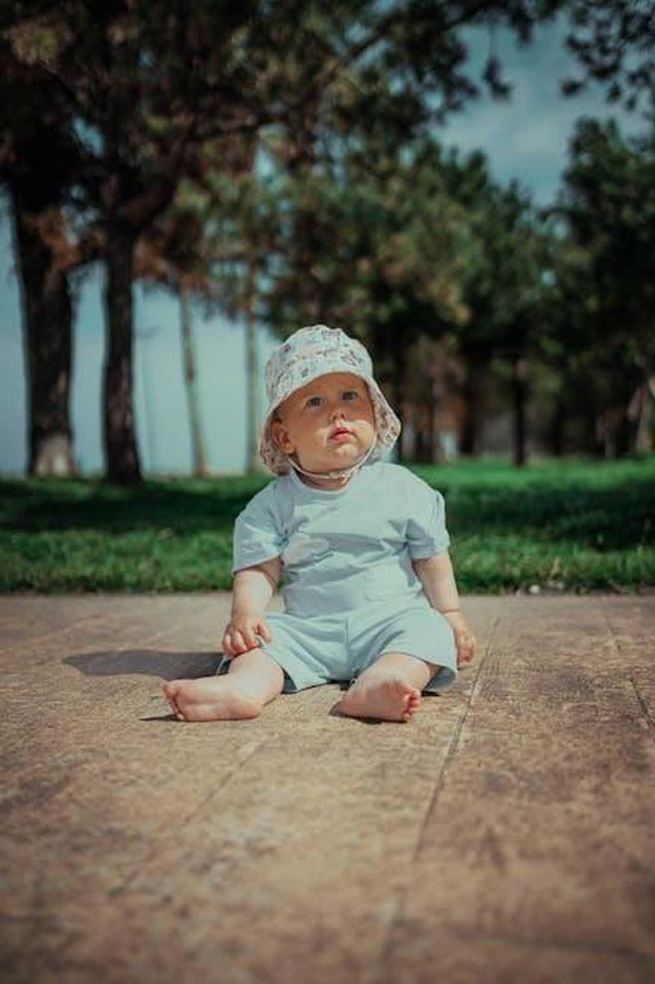 Trucchi_per_scoprire_le_bugie_dei_bambini_slgHQntips - Confidenze24 Source: Ömer BÜLBÜL - pexels - A cute baby wearing a sun hat sitting on a path in a park in Georgia.