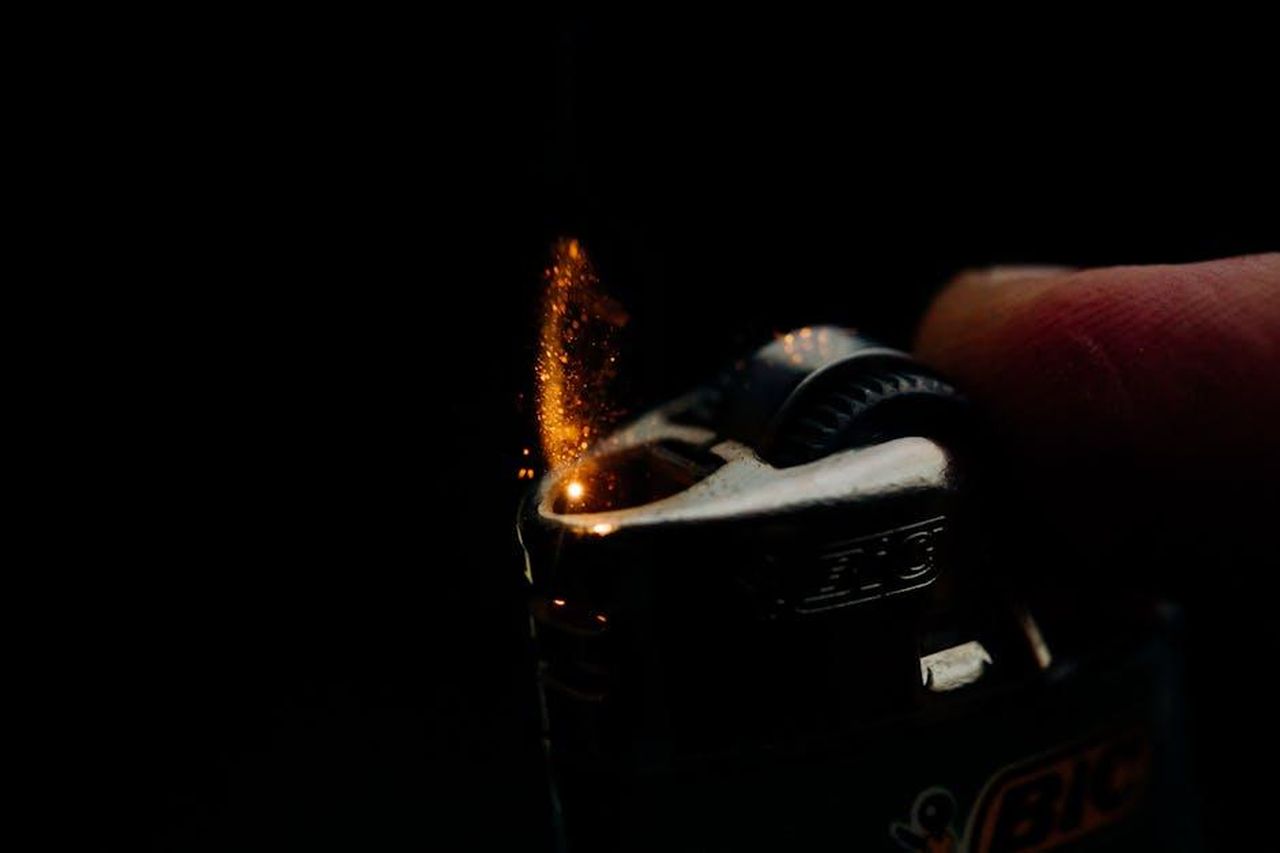 Un_po_di_pubblicit_per_i_accendini_BIC_5udBQb6YcL - Confidenze24 Source: Kelly - pexels - Close-up of a Bic lighter igniting with sparks against a dark background. Captures the essence of fire and ignition.